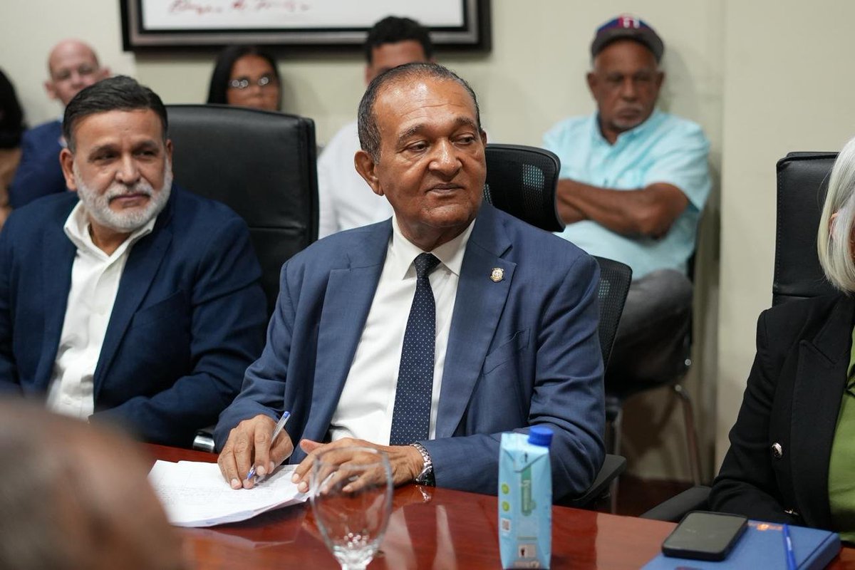 AgriculturaRD's tweet photo. Agricultura y productores acuerdan acciones para fortalecer producción nacional de yuca y casabe

El ministro de Agricultura, Francisco Oliverio Espaillat, productores, empresarios y autoridades de Dajabón y Santiago Rodríguez acordaron una ruta conjunta para ordenar la producción, ampliar la asistencia técnica y facilitar financiamiento y equipos al sector.

Durante la reunión, en la que participaron los senadores Manuel María Rodríguez y Antonio Marte, así como las gobernadoras de ambas provincias, los productores destacaron el consenso y la apertura al diálogo del ministro Espaillat para buscar soluciones a las necesidades del rubro.

El sector reporta más de 40 mil tareas sembradas de yuca amarga solo en Dajabón y Santiago Rodríguez.

#AgriculturaRD #Yuca #Casabe #ProducciónNacional #CampoDominicano