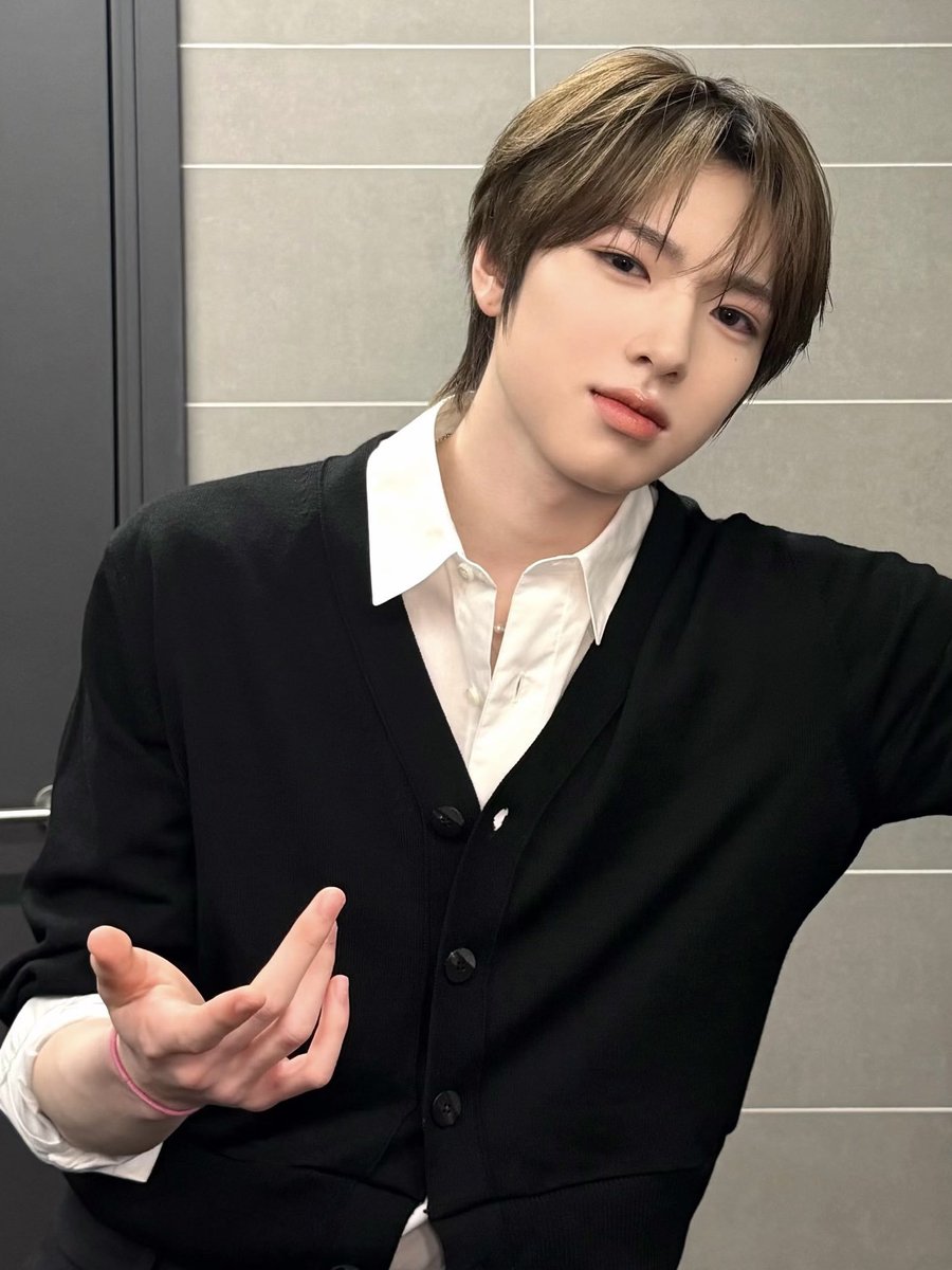 WISHlYOU's tweet photo. 사쿠야 이만큼이나 성장했는데
핑크색 머리끈만큼은 여전한 거 감동임 https://t.co/VXQCv0BBtB