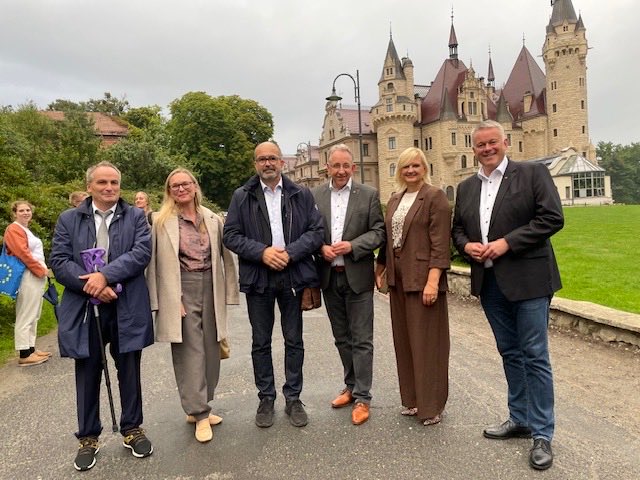 Kons_Niem_Wro's tweet photo. Dzisiaj Województwo Opolskie i Nadrenia-Palatynat – marszałek @szoglaza  oraz premier @GordonSchnieder, w towarzystwie przewodniczącego Sejmiku, @rafal_bartek i przewodniczącego Landtagu, Matthiasa Lammerta – świętują 25 lat udanej współpracy podczas politycznego szczytu „Porozumienia Czterostronnego” z hetmanką Kraju Srodkowoczeskiego, Petrą Peckovą oraz radną regionalną z Burgundii-Franche-Comté, Salimą Inezarène. 

W czasach, gdy demokracja jest zagrożona przez ekstremizm i nacjonalizm, regionalna współpraca ma decydujące znaczenie. W szczególności musimy tu postawić na młodzież. Dlatego cieszę się bardzo, że przewodniczący Landtagu, Matthias Lammert już dzisiaj – po imponującej prezentacji opolskiego Sejmiku Młodzieżowego oraz Krajowej Rady Młodzieżowej Nadrenii-Palatynatu – zaprosił przedstawicieli młodzieży „Porozumienia Czterostronnego” do Moguncji!
