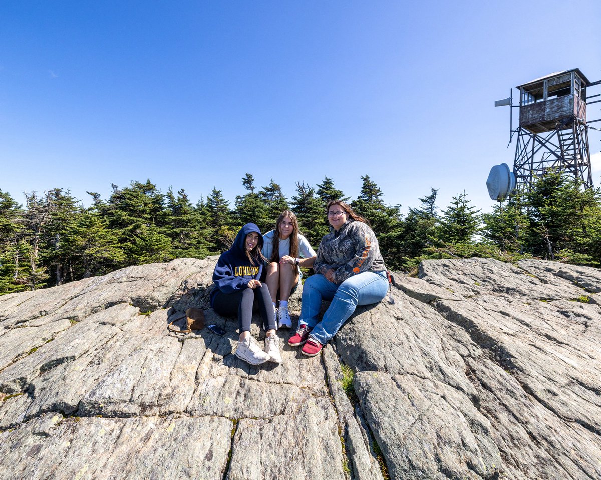 KillingtonMtn's tweet photo. A new class is officially getting started in Killington!🎓🏔️

Vermont State University’s Resort &amp; Hospitality Management program welcomed 31 new students this weekend, a record incoming class.

Today is their first day of classes &amp; we can’t wait to see where they go.

#bethebeast https://t.co/NDE7wtOsJO