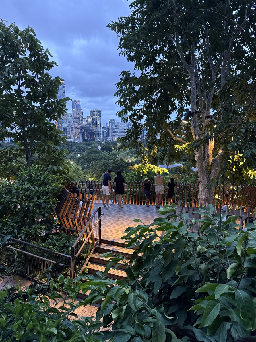 NonthaburiNomad's tweet photo. Dusit Central Park is a stunner! https://t.co/aok9VlfJKh