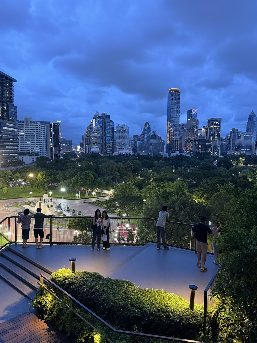 NonthaburiNomad's tweet photo. Dusit Central Park is a stunner! https://t.co/aok9VlfJKh