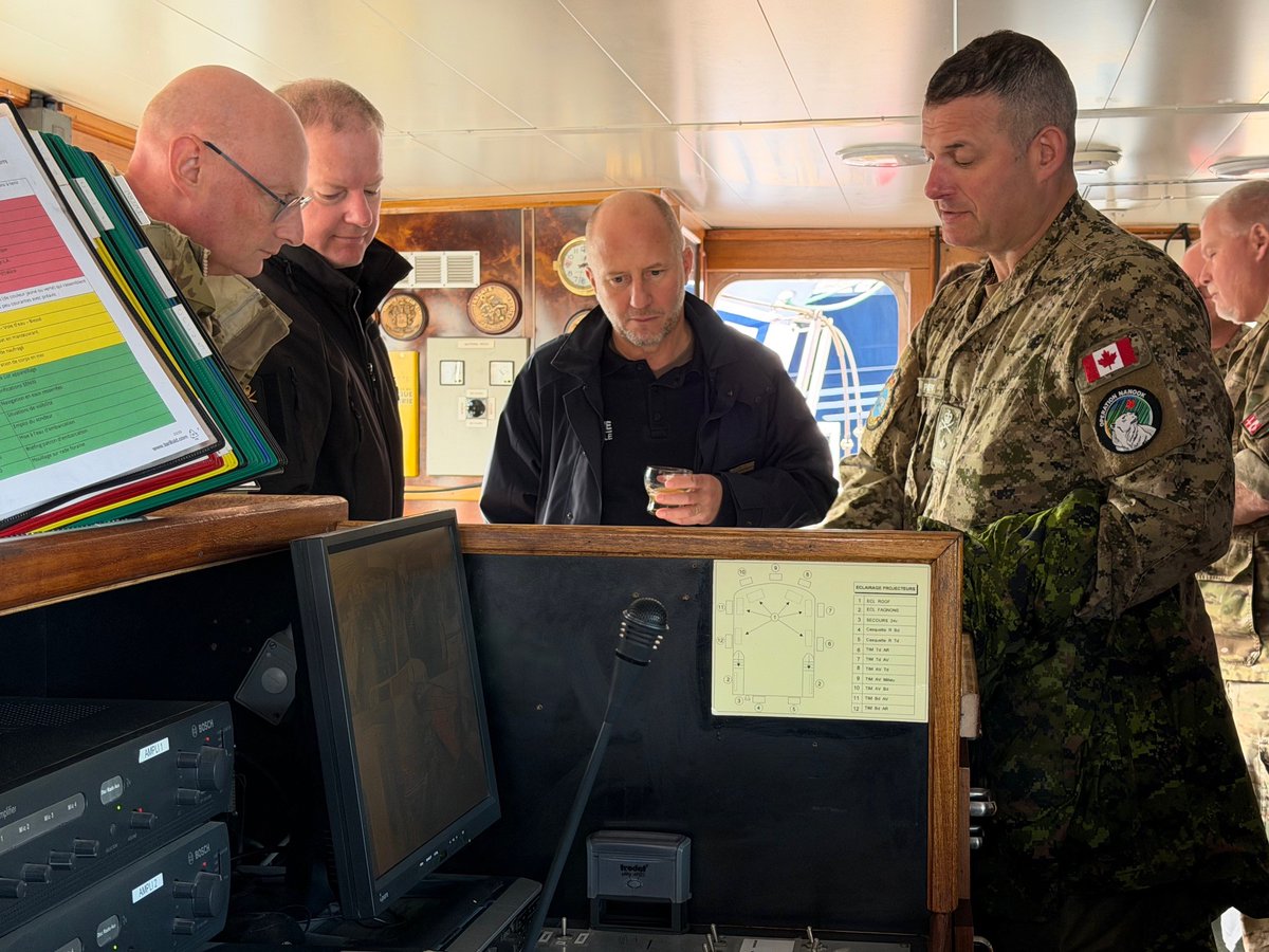 US2ndFleet's tweet photo. Vice Commander, U.S. 2nd Fleet Strengthens Allied Arctic Security
Royal Canadian Navy Rear Adm. David Mazur, Vice Commander, U.S. 2nd Fleet, discussed Arctic security with allied partners during a distinguished visitor day apart of Operation NANOOK TUUGAALIK.
#C2F #USNavy https://t.co/eV3QtI1Emu