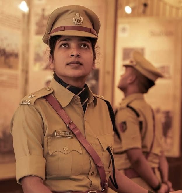 Pushpendra_MP_'s tweet photo. क्या अब इस देश में मुस्लिम IAS और IPS अधिकारी “अस्सलामु अलैकुम” भी नहीं कह सकते?
क्या “इंशाअल्लाह” बोलना भी गुनाह हो गया है?

अगर किसी अधिकारी के अभिवादन और आस्था के शब्दों पर सवाल उठाकर उसका ट्रांसफर किया जाता है, तो यह सिर्फ़ एक अधिकारी के साथ अन्याय नहीं, बल्कि भारत की गंगा-जमुनी तहज़ीब और संवैधानिक मूल्यों पर चोट है।

हमारा देश नफ़रत से नहीं, एकता, भाईचारे और संविधान से चलता है।
सियासत के लिए नफ़रत की दीवारें खड़ी करना बंद कीजिए—भारत हर धर्म और हर नागरिक का है।
#BushraBano #MuslimIAS #MuslimIPS #MussaratBano #Brotherhood #UnityInDiversity