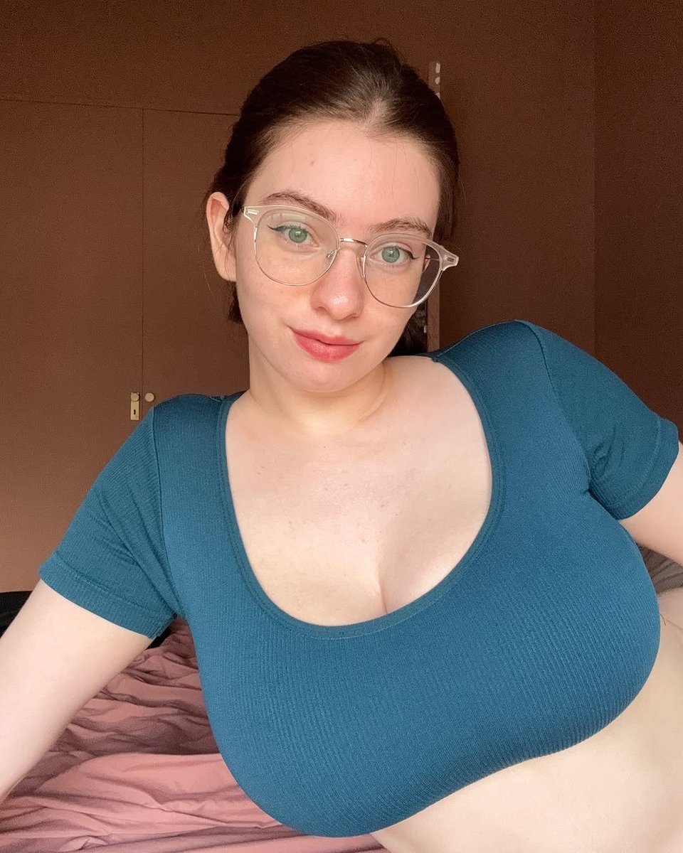 Emily23smi's tweet photo. just feel like  dropping this how did i look like you can still message on zangi 2673216936 https://t.co/O11JGKPvzo