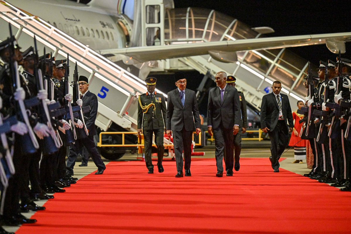 presidencymv's tweet photo. Prime Minister of Malaysia arrives in the Maldives on a State Visit
https://t.co/wiwDzayIim

#MaldivesMalaysia https://t.co/IFv0NyJiY1