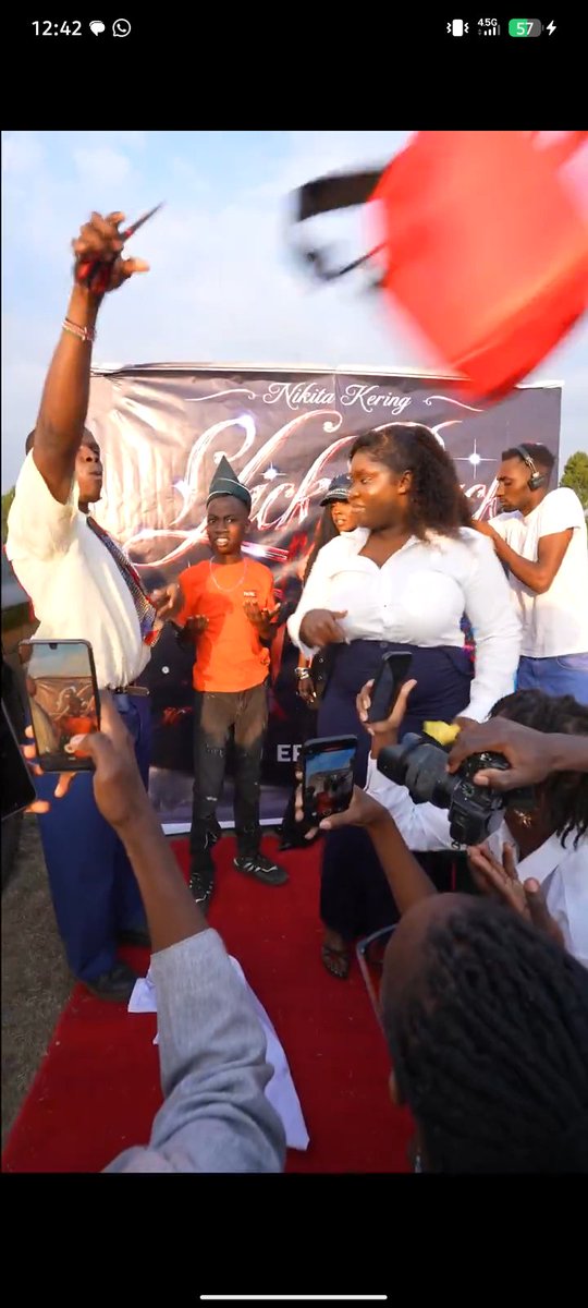 KennaCKO's tweet photo. @SomoinaKapeen Madem wanapenda free drinks wanashangaa unasema nini https://t.co/esgkWI46Bm