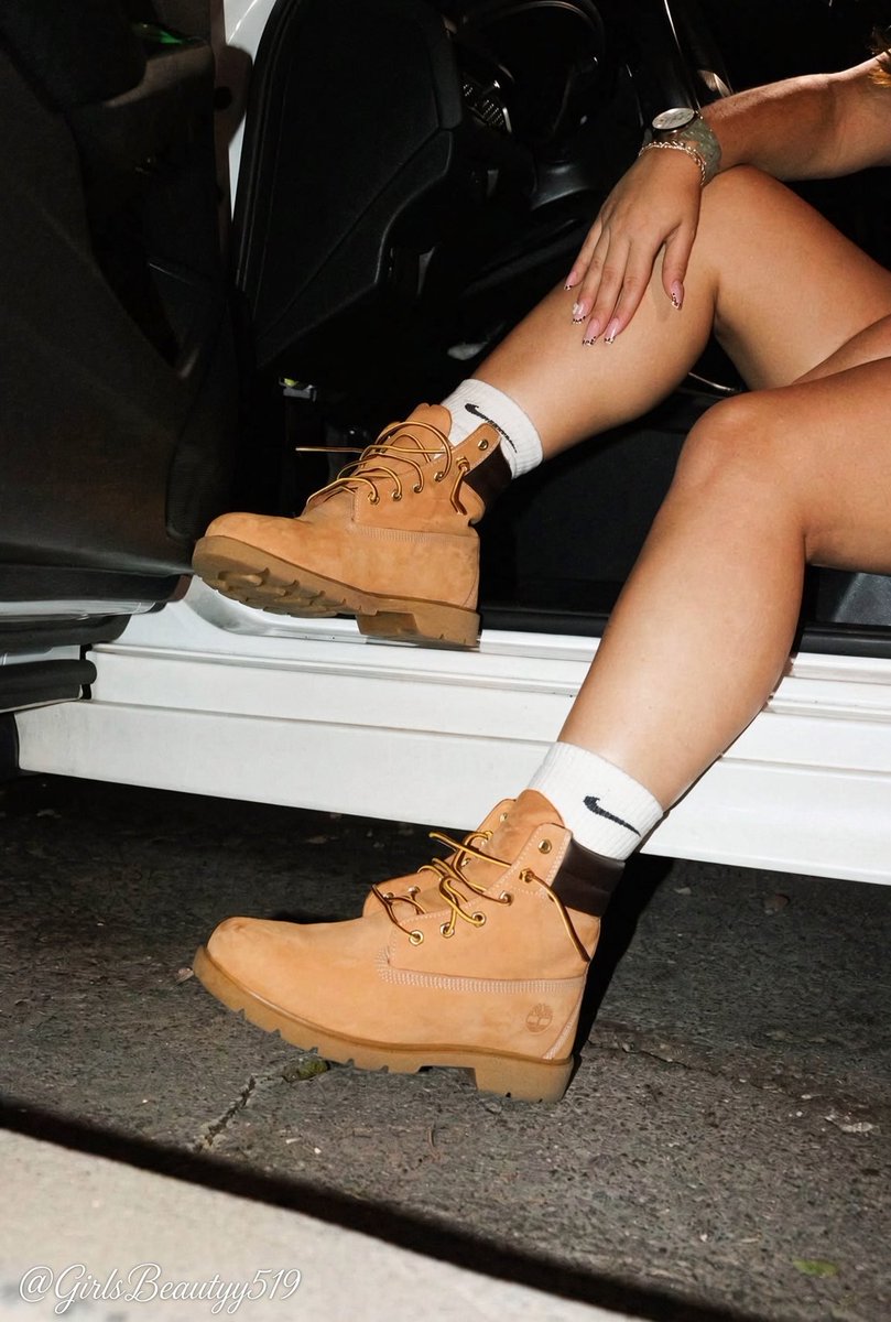 GirlsBeautyy519's tweet photo. my girls who love Timberlands? it’s almost our szn🥲🍂🍁🎃🤏🏾 https://t.co/PXv0fCSJ2w