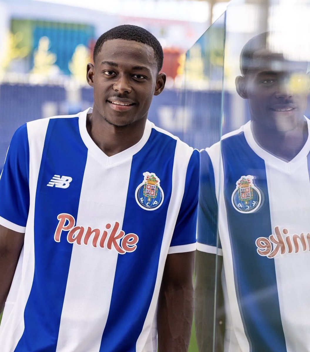 PSierraR's tweet photo. 🚨 Juan Camilo Valencia (18) firmó su primer contrato profesional con el #FCPorto. El mediocampista firmó por 3 años (hasta junio de 2029) y #Leones se queda con un % de futura venta. Estará con el Sub-19 que juega la UEFA Youth League. 🇨🇴

🤙🏼 @Ruizrjcamilo https://t.co/IZZ33YzcCs