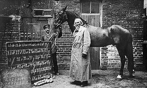 oylemileydim's tweet photo. Hans bir matematik değil, beden dili uzmanıydı diyebiliriz Mösyö.

🐎 Bu at, insanın fark etmeden gerilen omzunu, nefesini, kaşını okuyordu. Doğru sayıya gelince o mikro gerilim düşüyordu ve Hans vurmayı bırakıyordu.

🔬 Deneycinin beklentisi; deney sonuçlarını, farenin labirentini, öğrencinin testini veya tanığın ifadesini etkileyebilir. Bugün buna, bu ata ithafen 'Clever Hans etkisi' deniyor.

Von Osten bunu kabul etmedi. Hans'ı göstermeye devam etse de at artık istediği gibi tepkiler vermiyordu; çünkü sahibi artık kendini izlendiğinin farkında olarak jestlerini kaçırıyordu.

Ne Hans bir dolandırıcıydı ne de eğitmeni bir sahne sihirbazı. İkisi de samimiydi. Fakat bu yeterli değildi.

🧲 Bugün kör protokol, çift kör ilaç deneyi, bekleyenin odadan çıkarılması… hepsinin atası bir atın nalı.

Zeka testinin kırıldığı yer bazen zihin değildir, karşısındakinin kaşıdır.
 https://t.co/vBrkLsXnYI