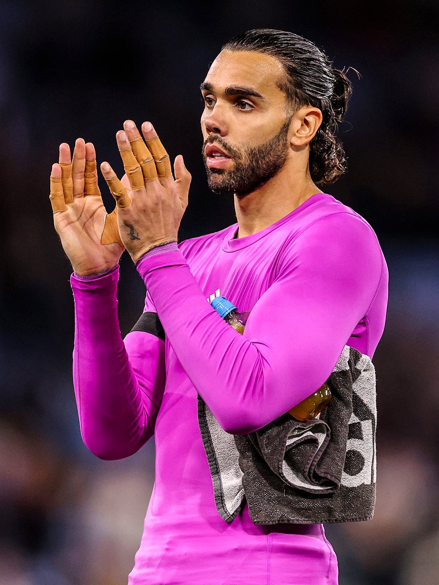 footballontnt's tweet photo. David Raya has won the Golden Glove in each of the last three seasons, no goalkeeper has ever won it four years in a row.

He's started this season with three clean sheets in four games 👀 https://t.co/iJxWfwQSUh
