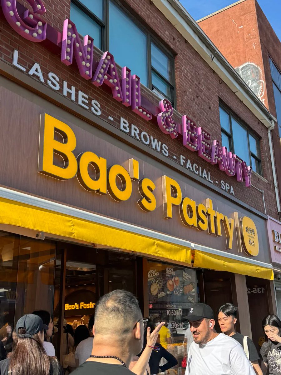 susgrt's tweet photo. A bustling bakery on the street corner. The waiting crowd and the aroma filling the room hold the most down-to-earth and comforting sweetness. https://t.co/QGxIjr4fGW