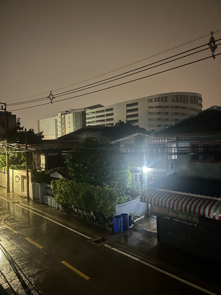 ParNeemoo's tweet photo. ฝนตกอยากลงไปแก้ผ้าเล่นน้ำฝนเย็นๆเหมือนตอนเด็กๆรถผ่านไปมาคงดี🌧️🤪🌛 #รามอินทรา #มีนบุรี #รามคำแหง https://t.co/vOHamBxVut