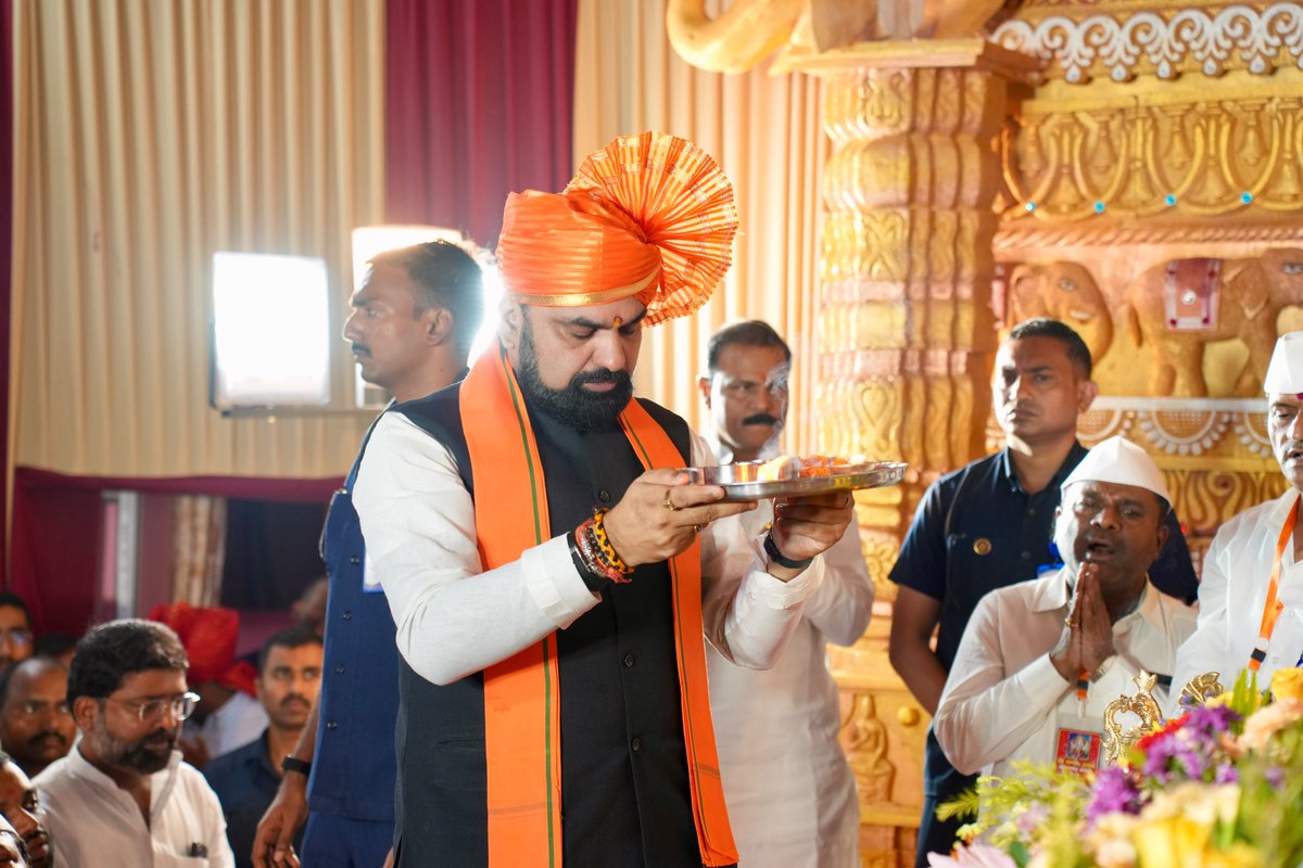 BJP4Bihar's tweet photo. गणपति बप्पा मोरया! 🚩

गणेश चतुर्थी के पावन अवसर पर माननीय मुख्यमंत्री श्री @samrat4bjp जी ने पटना के सरपेंटाईन रोड स्थित महाराष्ट्र मंडल द्वारा आयोजित श्रीगणेश उत्सव पूजा में शामिल होकर विधिवत पूजा-अर्चना की एवं भगवान श्रीगणेश से प्रदेशवासियों के सुख, शांति, समृद्धि और बिहार की निरंतर प्रगति की कामना की। 

#GaneshChaturthi