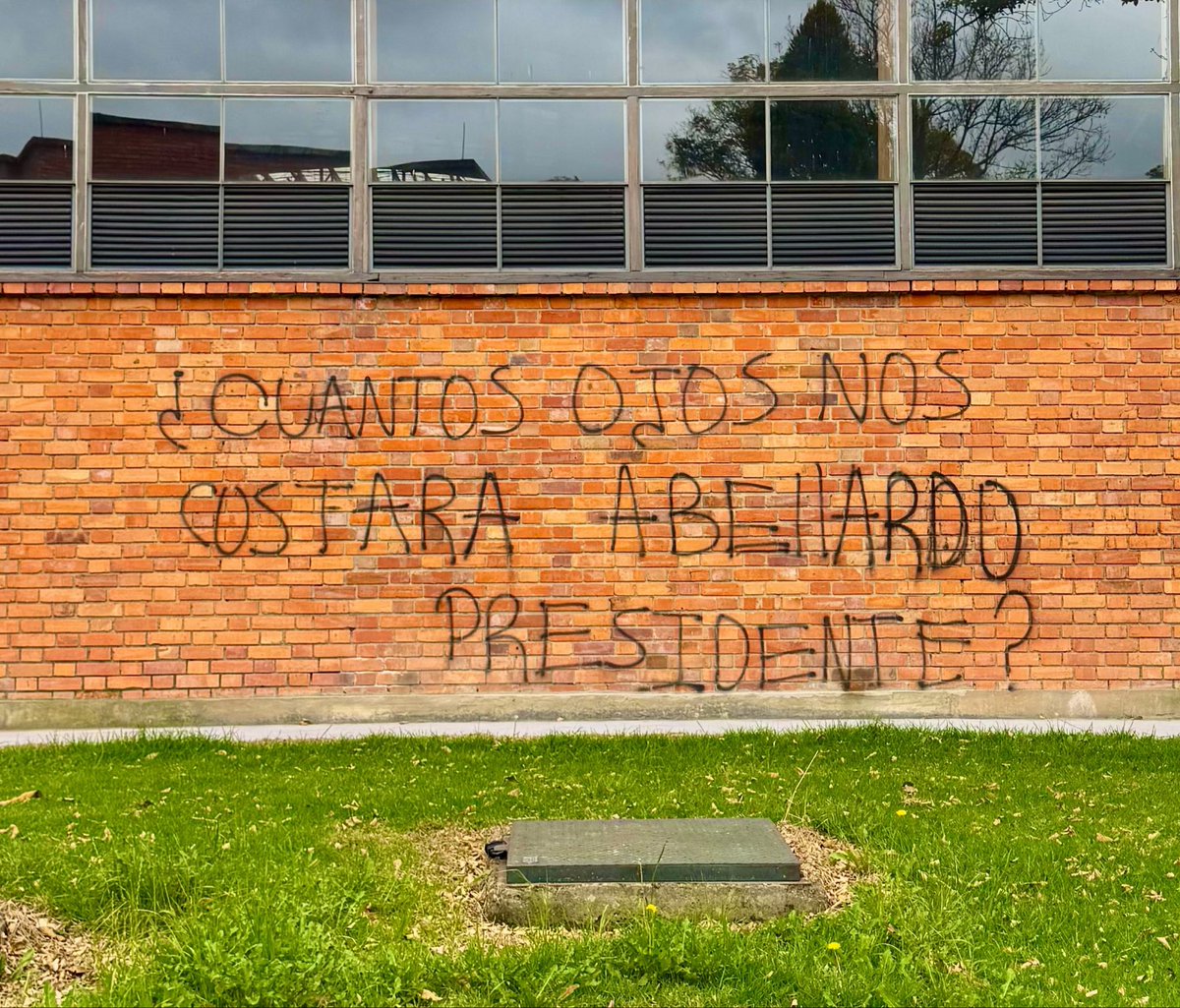 juansemo's tweet photo. ¿Cuántos?

(Grafiti en la Universidad Nacional, sede Bogotá. Y, paradójicamente, ya fue mandado a borrar…) https://t.co/LvKsyMV9XF