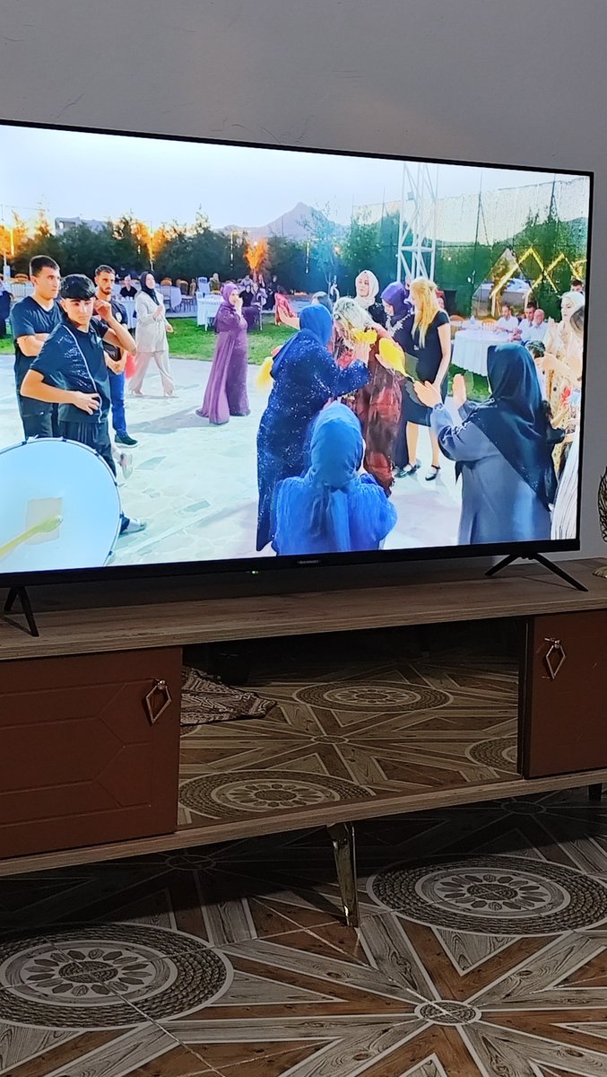 ikbal__2121's tweet photo. Geleneksel 163738393 kez düğün izleme gecesi 😄🙃 https://t.co/UPBWRuWA1P
