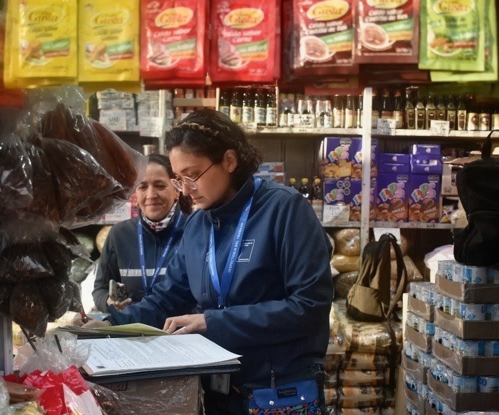 drtmetrooriente's tweet photo. Esta mañana, la @drtmetrooriente participó en operativo intersectorial, mandatado x @DPR_RM y a cargo de Seremi de Seg Pública RM, en el Mercado @lo_valledor 
Allí realizó 9 fiscalizaciones, constatándose infracciones, x informalidad laboral y ausencia de registro de asistencia. https://t.co/1ExUEgj6KZ