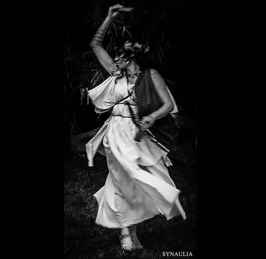 Synaulia_'s tweet photo. Luce Maioli in uno scatto mentre danza con i crotala (nacchere)
con Synaulia suoni musiche e danze dell’antichità
----------------------------------------
Luce Maioli pictured dancing with *crotala* (castanets)
with Synaulia – sounds, music, and dances of antiquity. https://t.co/pRPcWm5CUv