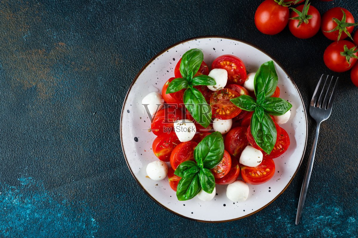 DicaInfinity's tweet photo. Just grabbed fresh heirloom tomatoes, fragrant basil, and creamy mozzarella for tonight’s caprese salad – simple, tasty, and perfect for a quick weeknight meal! https://t.co/PSG5BYh466