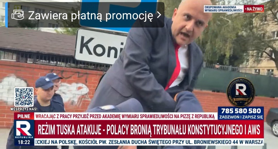 Pawel20121955's tweet photo. Ja pierdole. Hejter @DariuszMatecki siedzi na płocie jak małpa. Policja prosi, żeby zszedł, bo się zabije. Odpowiada, że jak się zabije to jego sprawa.
Matecki, który powinien już dawno siedzieć za kratami, biegnie ratować pannę @MariaKurowskaPL 
Ależ to są poyeby! https://t.co/Vx3DcVJ8my