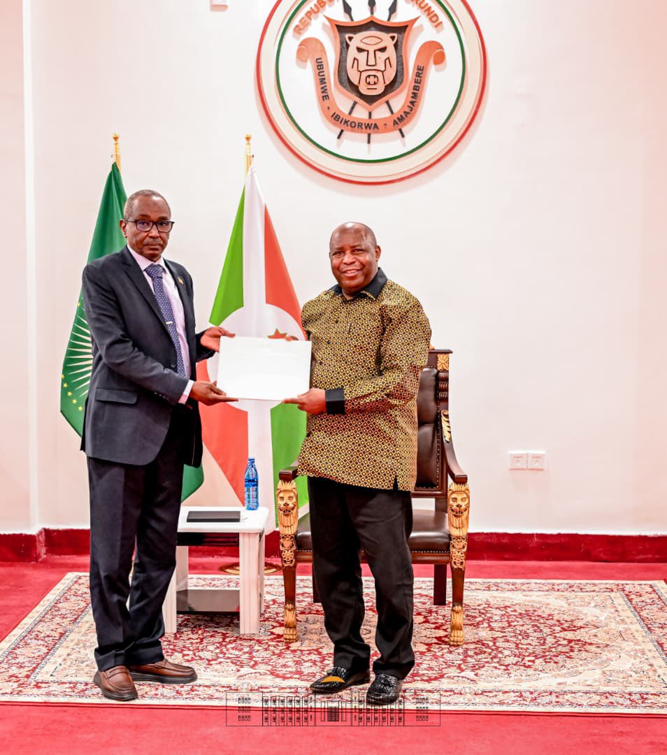 GeneralNeva's tweet photo. Dans le cadre du processus de paix au Soudan, je viens de recevoir une délégation venue de Khartoum, conduite par le Lieutenant-Général Mohammed Ali Siber, Envoyé spécial de Son Excellence Abdel Fattah Al-Burhan, porteur d’un message. 

Au cours de cette audience, l’engagement en faveur de la paix au Soudan a été réaffirmé et une feuille de route a été présentée.

Je me réjouis que toutes les parties se montrent réceptives au cessez-le-feu et au processus politique.