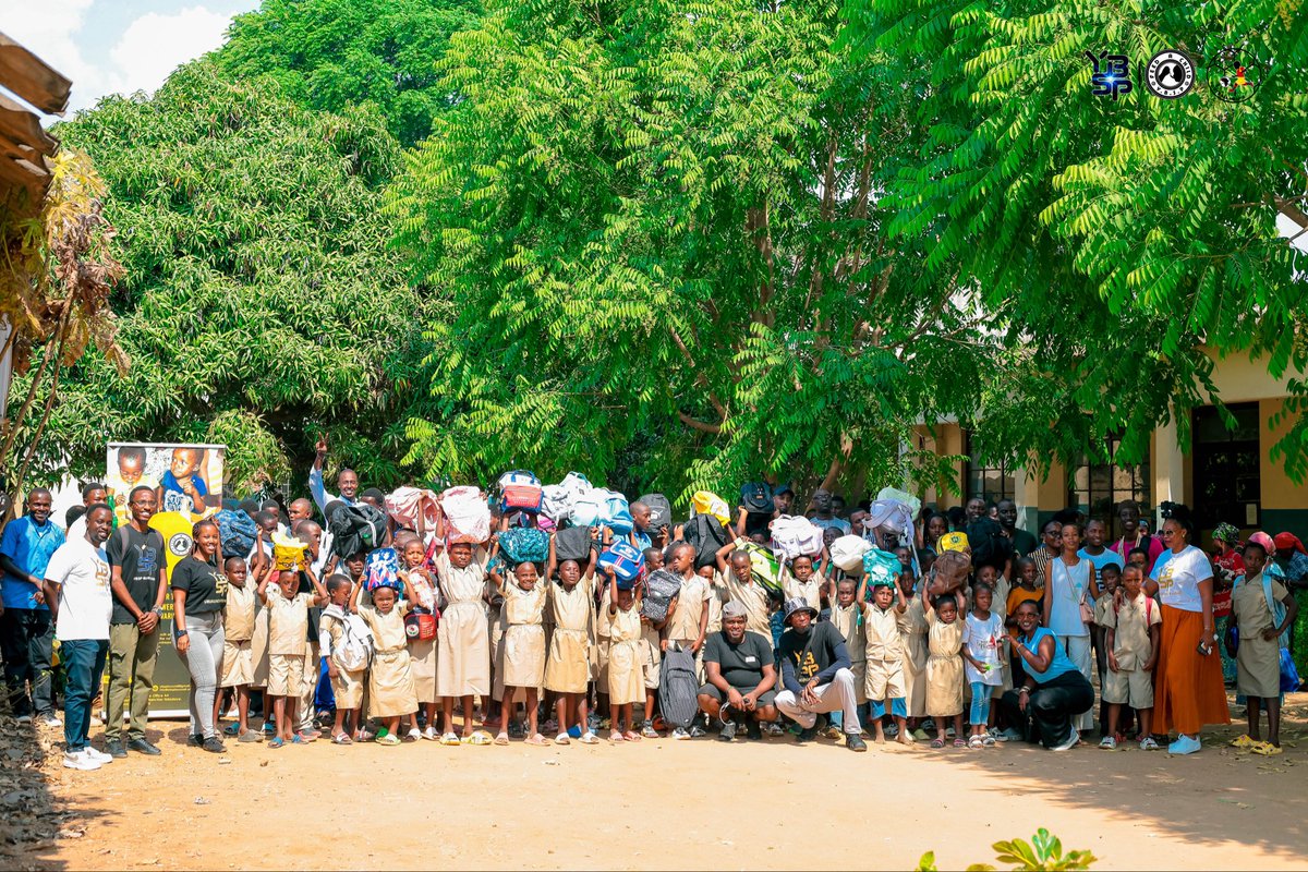 ybspburundi's tweet photo. At Stella Matutina, YBSP beneficiaries received school supplies to help them return to school prepared and confident.

We thank our guests, partners, donors &amp; everyone who contributed.

Small Steps, Big Changes.

#SororaIkaye #YBSP #EducationForAll #BackToSchool #Burundi https://t.co/LRbbcgNZfb