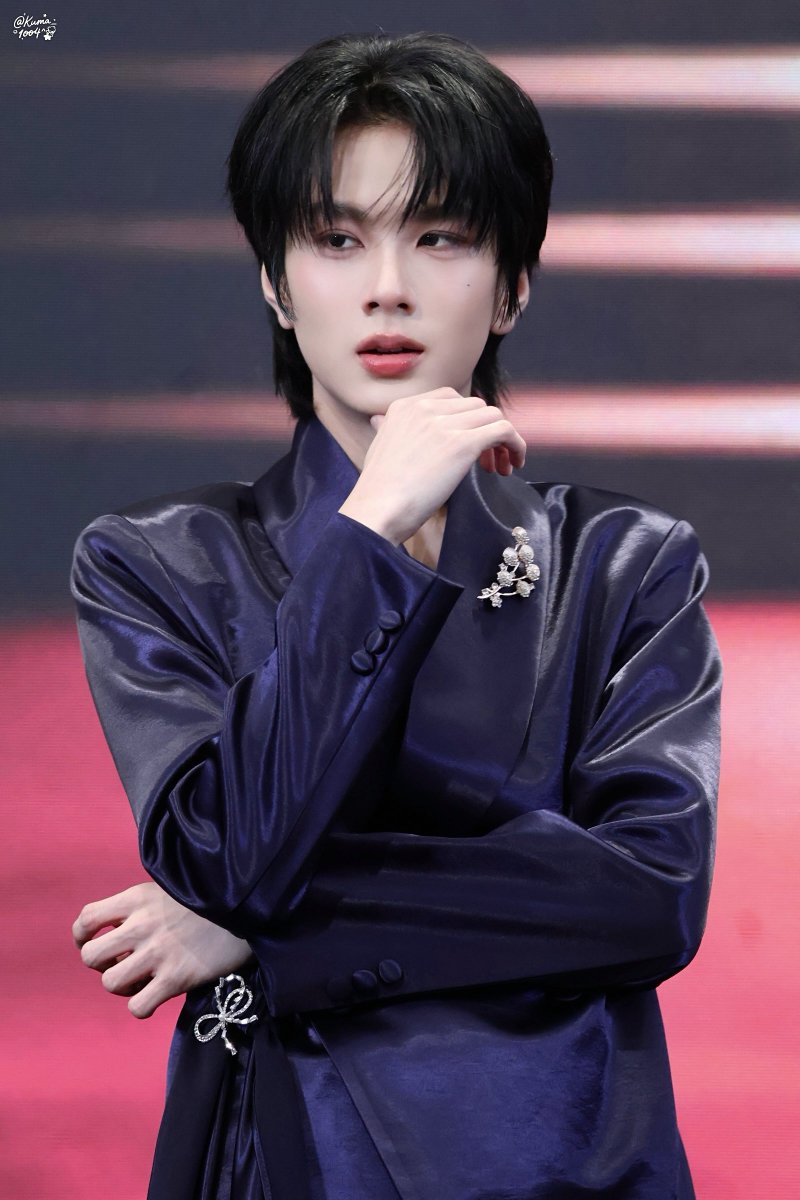 Kuma1004UwU's tweet photo. 260914 SUPERSTAR🐱🖤

SAVEWRG AT SIGNATURE NIGHT
#NOLAxSAVEwrg 
#savewrg @savewrg https://t.co/temFlDZHYU