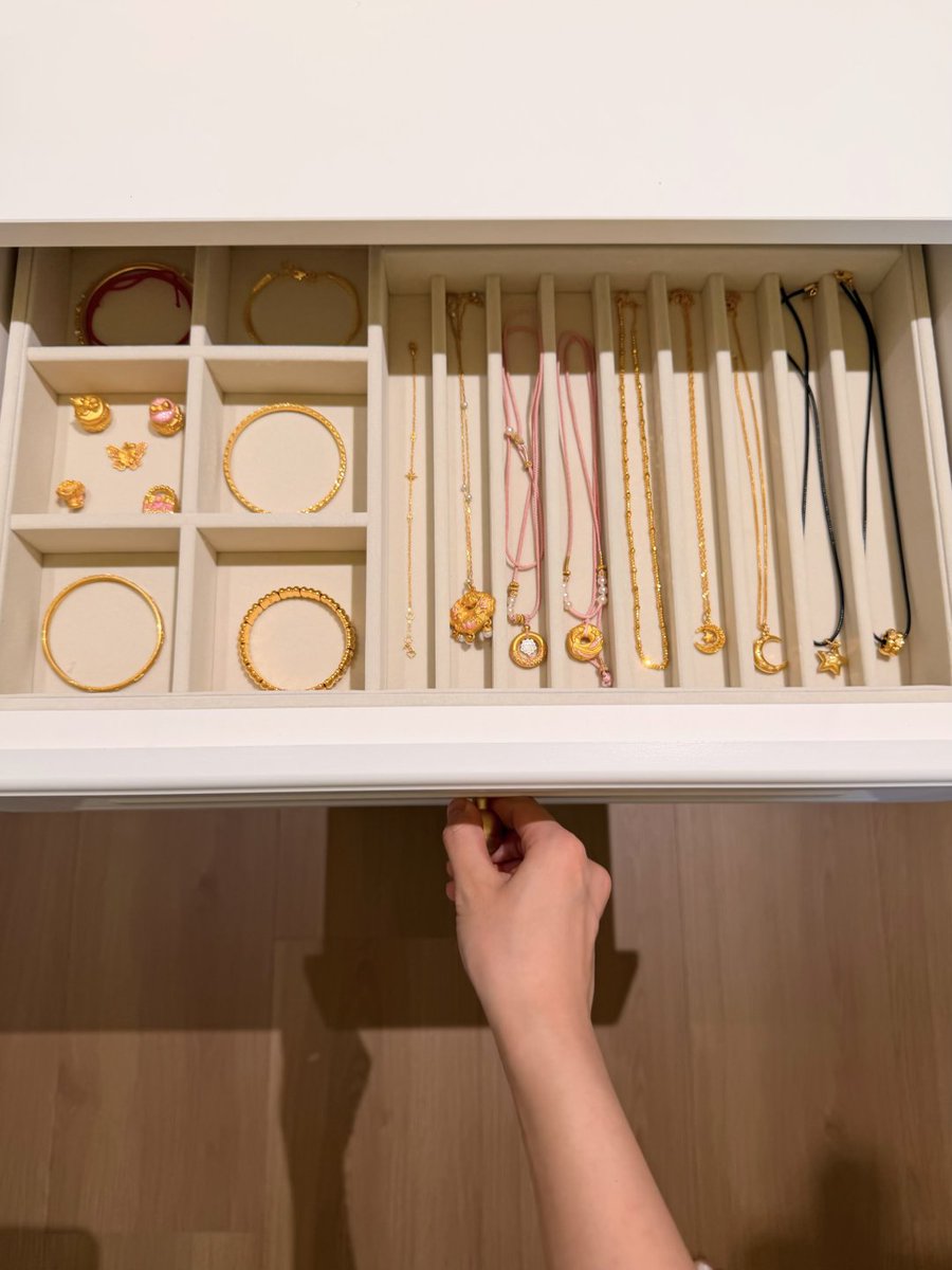 ioyrdkele's tweet photo. Whose drawer is this
The little girl who used to sneakily wear her mother's necklace
Has finally grown up to own jewelry of her very own
And has given her beloved pieces a home of their own https://t.co/oZXPAl7Q2q