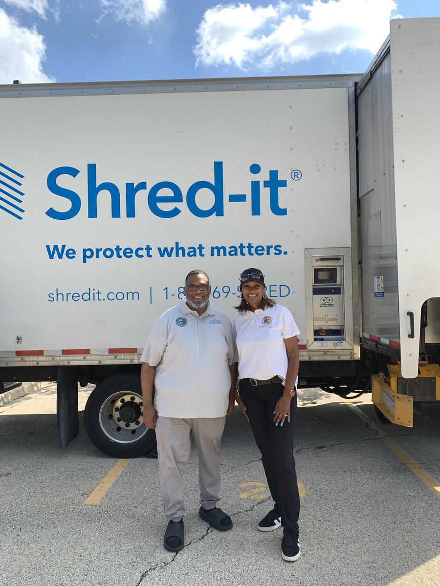 replilly78's tweet photo. Team 78 and I partnered with 29th Ward Alderman Chris Taliaferro and his team for our annual Shred Day! 🗂️♻️ It was great seeing so many community members come out and connect with us.

#ShredDay #Team78 #29thWard https://t.co/OUFmdtRLmS