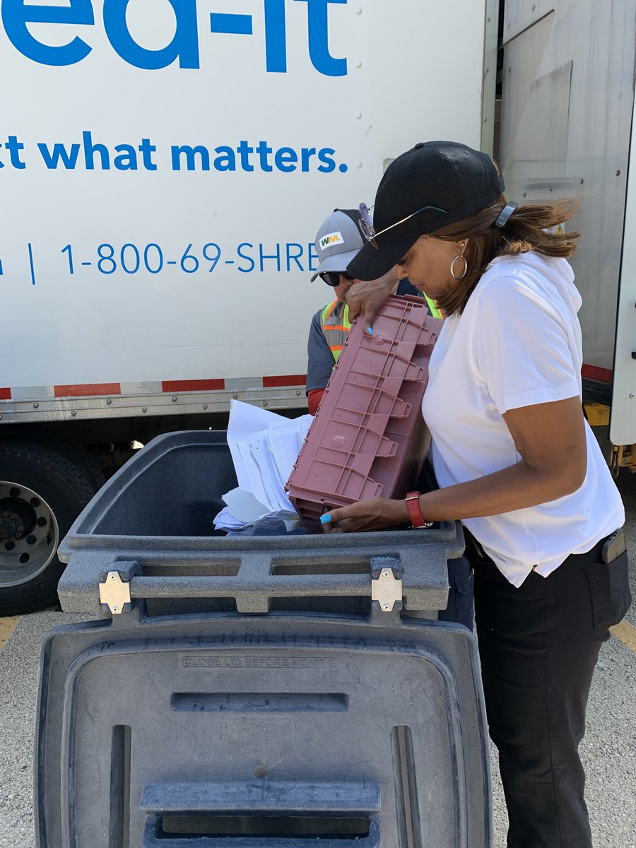 replilly78's tweet photo. Team 78 and I partnered with 29th Ward Alderman Chris Taliaferro and his team for our annual Shred Day! 🗂️♻️ It was great seeing so many community members come out and connect with us.

#ShredDay #Team78 #29thWard https://t.co/OUFmdtRLmS