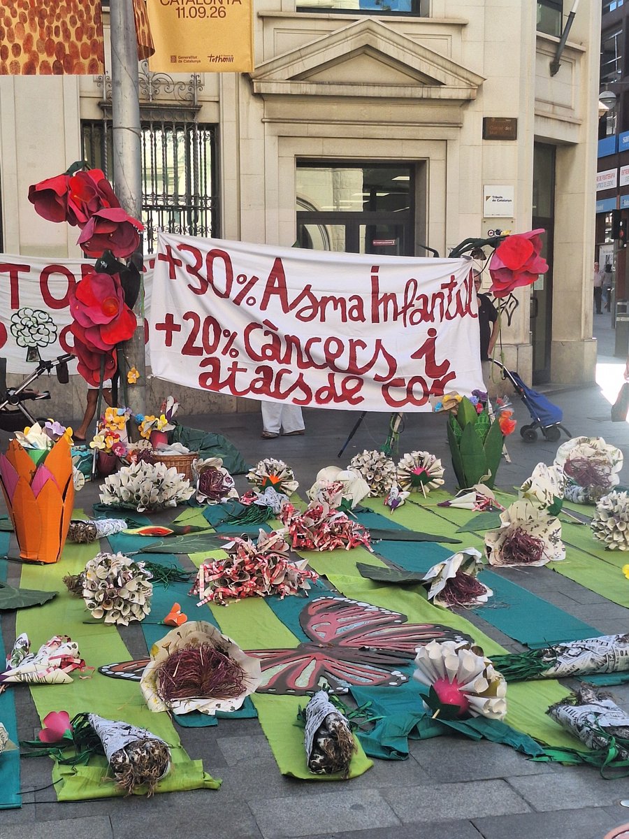 FrancescRibot's tweet photo. Davant de l @AjBadalona 
Acte de sensibilització i denúncia, pels efectes de la contaminació a la salut de les persones.
La C31 al seu pas per #Badalona , no només trenca la ciutat i la mobilitat interna, sinò que provova i accentua diverses malalties. https://t.co/dA22Pa7YVZ