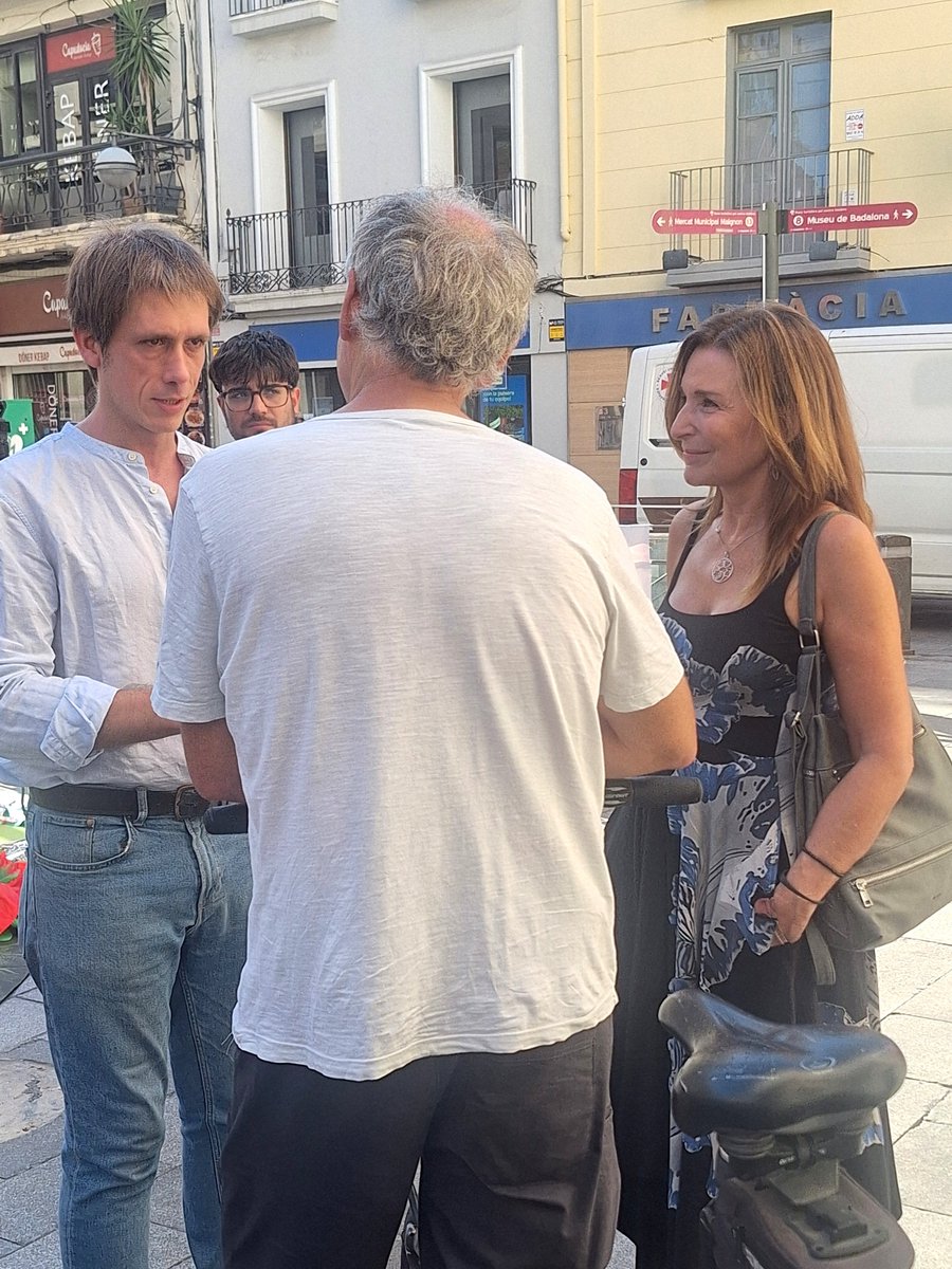FrancescRibot's tweet photo. Davant de l @AjBadalona 
Acte de sensibilització i denúncia, pels efectes de la contaminació a la salut de les persones.
La C31 al seu pas per #Badalona , no només trenca la ciutat i la mobilitat interna, sinò que provova i accentua diverses malalties. https://t.co/dA22Pa7YVZ