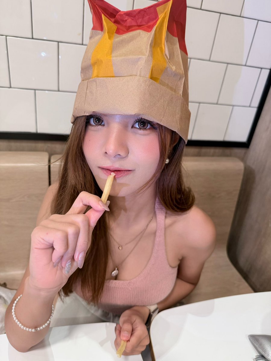 baimintnatsuda's tweet photo. เจอ content นี้ตอนบ่าย ตอนเย็นไปถ่ายเลย 🐱🍟 #McKitty https://t.co/sy1qN6TxG9