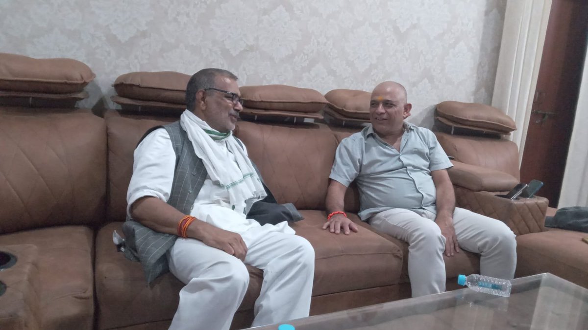 RakeshsinghMlc's tweet photo. लखनऊ के इंदिरा नगर स्थित कूर्मांचल नगर में भाजपा नेता एवं लखनऊ विश्वविद्यालय छात्रसंघ के पूर्व संयुक्त मंत्री श्री योगेश तिवारीजी की पूज्य माताजी के निधन की दुःखद समाचार पश्चात निज निवास पर पहुंचकर दिवंगत पुण्यात्मा को भावपूर्ण श्रद्धांजलि अर्पित करी। https://t.co/DB8vu5pIGq
