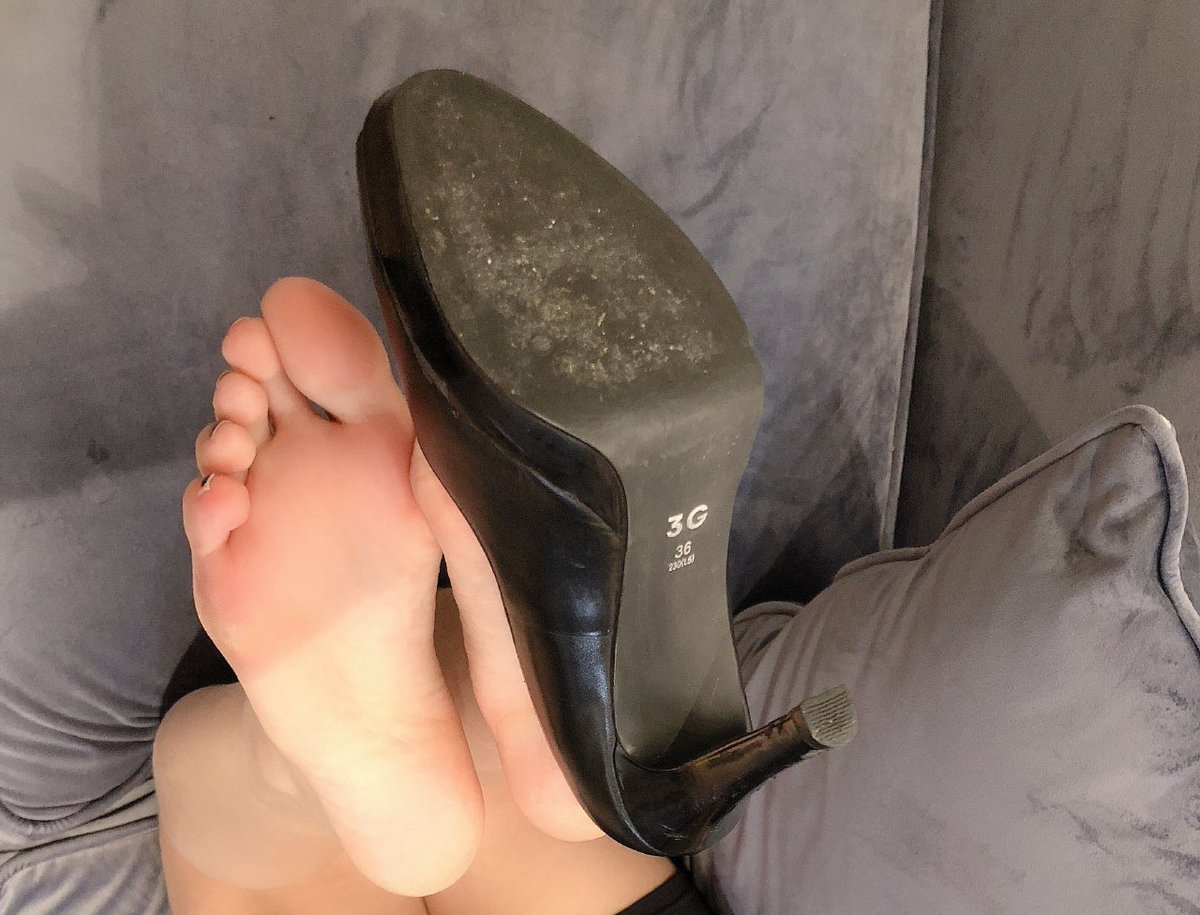 mercedesj0spu's tweet photo. 什么下贱贱狗都想舔你亲妈的脚，你们也配啊，又小又没用的贱狗，坚持不住就别你亲妈，只有让亲妈爽了你才配射精懂吗贱狗！ https://t.co/YUNfnSy5b6