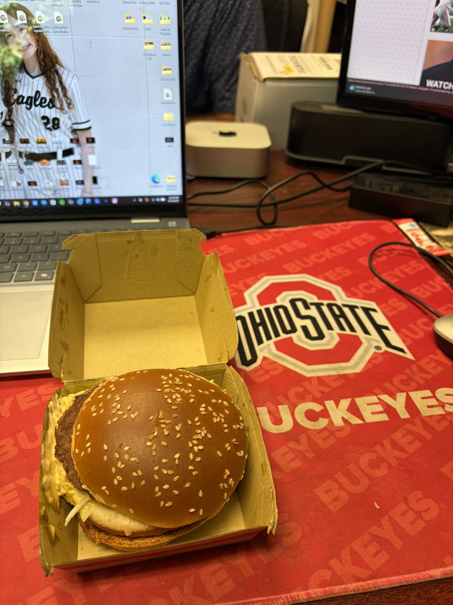 georgefarmer_21's tweet photo. Saddest Big Mac I’ve ever eaten @OhioTate
#IStandWithTate https://t.co/mlPV8lLdIQ