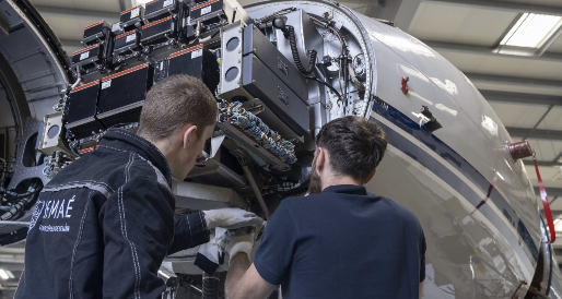 Gate7aviation's tweet photo. L’AFMAÉ (Association pour la Formation aux Métiers de l’Aérien) célèbre ses 30 ans en 2026. Fondée en 1996 par Air France, le Groupe ADP, la FNAM et le GIFAS, l’organisme s’est imposé comme un acteur majeur de la formation aéronautique et aérienne en France.

Installée sur les plateformes de Paris-Le Bourget et de Toussus-le-Noble, l’AFMAÉ accompagne les besoins en compétences d’un secteur en pleine transformation. Depuis sa création, elle a formé plus de 12 000 apprentis et 4 000 stagiaires de la formation continue, représentant plus de sept millions d’heures de formation.
L’établissement propose des formations allant des métiers de la maintenance aéronautique aux fonctions d’agent d’escale ou de personnel navigant commercial, tout en intégrant les évolutions technologiques du secteur, notamment autour de l’aviation électrique. À l’occasion de cet anniversaire, l’AFMAÉ réaffirme sa volonté d’accompagner les défis de demain, qu’ils soient technologiques, environnementaux ou liés au renouvellement des compétences de la filière.
#AFMAE #aviation #Emploi #Aéronautique