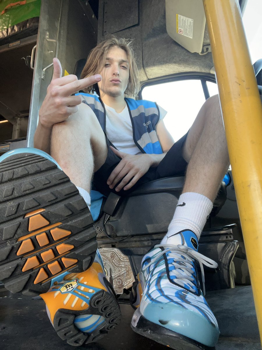 MasterTyrone111's tweet photo. I miss my delivery days😢

#findom #feetmale #feetworshi̇p https://t.co/noZwOpK4LV