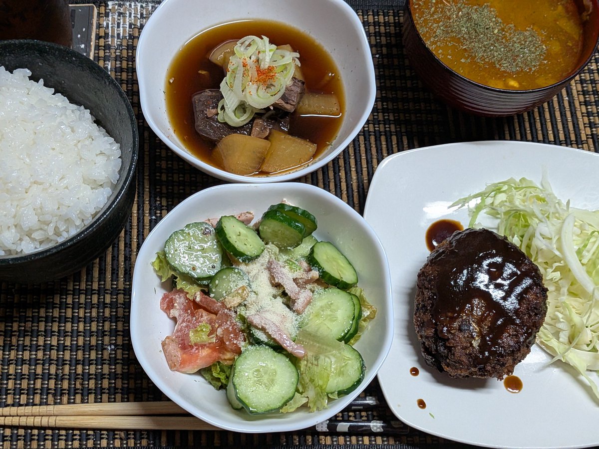 wakamotoaoi's tweet photo. 今日の夜勤前の晩ごはん🍚🥢は
マグロ(加熱用 北海道産)を使った
マグロメンチとマグロト大根の煮付け
ひき肉のメンチカツに比べてなかなか
形にするのが難しく水分を飛ばしても
ボロボロになりやすくて…😅
何とか形になりました!
#あおいさん家の晩ごはん
#デリッシュキッチン
#cookpad https://t.co/lJaPP17eAs