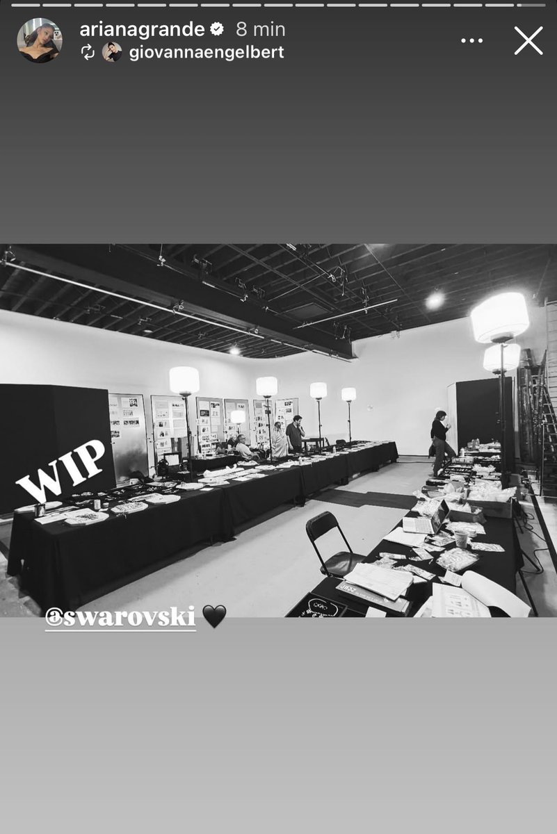 arianagrandebr's tweet photo. 🚨 E O HIATUS? Ariana Grande está trabalhando em um novo projeto com a Swarovski! https://t.co/cq9kSIJHMB