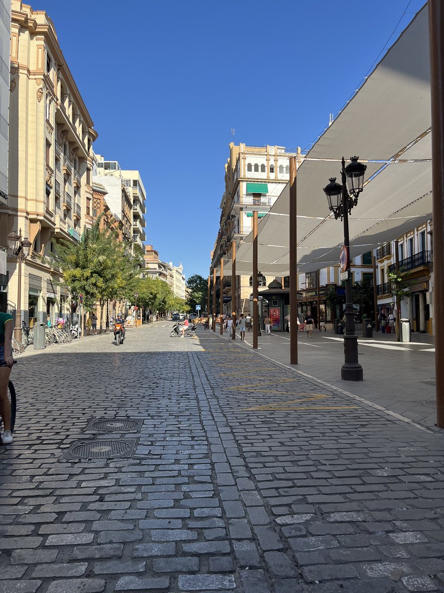 Zaid_urban's tweet photo. Otro punto mal ejecutado, la Campana. Esto es lo que han realizado, esto es lo que verdaderamente deberían de haber realizado los técnicos de urbanismo de la mano del @Ayto_Sevilla @antoniomunozsev @jlsanzalcalde esto si mejora la calidad de vida del sevillano https://t.co/Zzbia0unlD