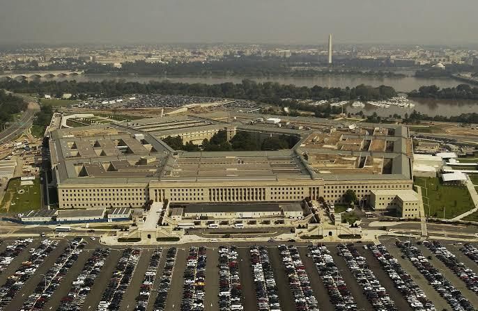 PETROGUIA's tweet photo. Abogados, economistas y analistas financieros vinculados al sector de los hidrocarburos argumentan que no se trata de una participación accionaria ni que el Pentágono o Trump van a instalar 17 micro bases militares 

https://t.co/aThGpRse1l https://t.co/UB6gPRzy71