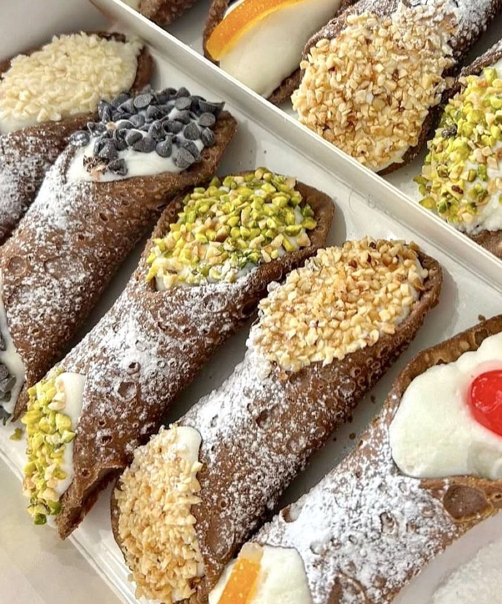 BrunoLexry's tweet photo. Cannoli + ☕️😋, bela italia 🇮🇹 https://t.co/NbrLqSFOhM
