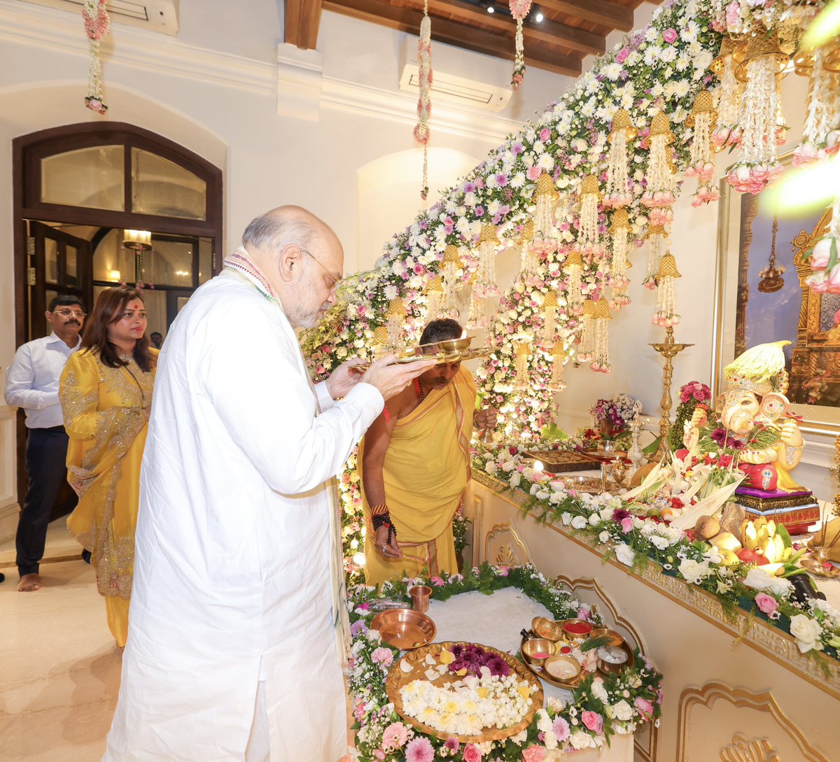 AmitShah's tweet photo. महाराष्ट्र के उपमुख्यमंत्री श्री @mieknathshinde जी के आवास पर गणपति बाप्पा का दर्शन-पूजन कर सभी के कल्याण की प्रार्थना की।

भगवान श्री गणेश हे शुभता, मंगल आणि विघ्नहरणाचे प्रतीक आहेत. आज महाराष्ट्राचे उपमुख्यमंत्री श्री एकनाथ शिंदे जी यांच्या निवासस्थानी गणपती बाप्पाचे दर्शन व पूजन करून सर्वांच्या कल्याणासाठी प्रार्थना केली.
