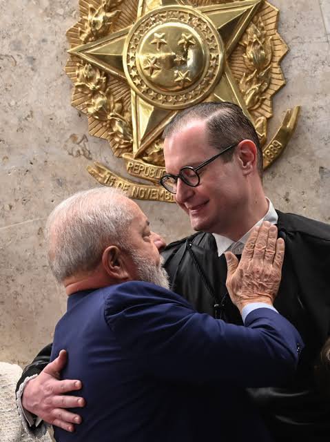 arycosta29's tweet photo. Me diga outro país onde algo assim aconteceu.
Um presidente que foi condenado pela Justiça e, depois, seu principal advogado é indicado pelo próprio presidente para uma cadeira na Suprema Corte.
Você consegue imaginar um sistema mais questionável do ponto de vista institucional?
Não estou pedindo que você concorde comigo. Estou perguntando: isso deveria ser normal em uma democracia?
🇧🇷 Comente. Quero saber o que você pensa — e compartilhe para mais pessoas discutirem isso.
