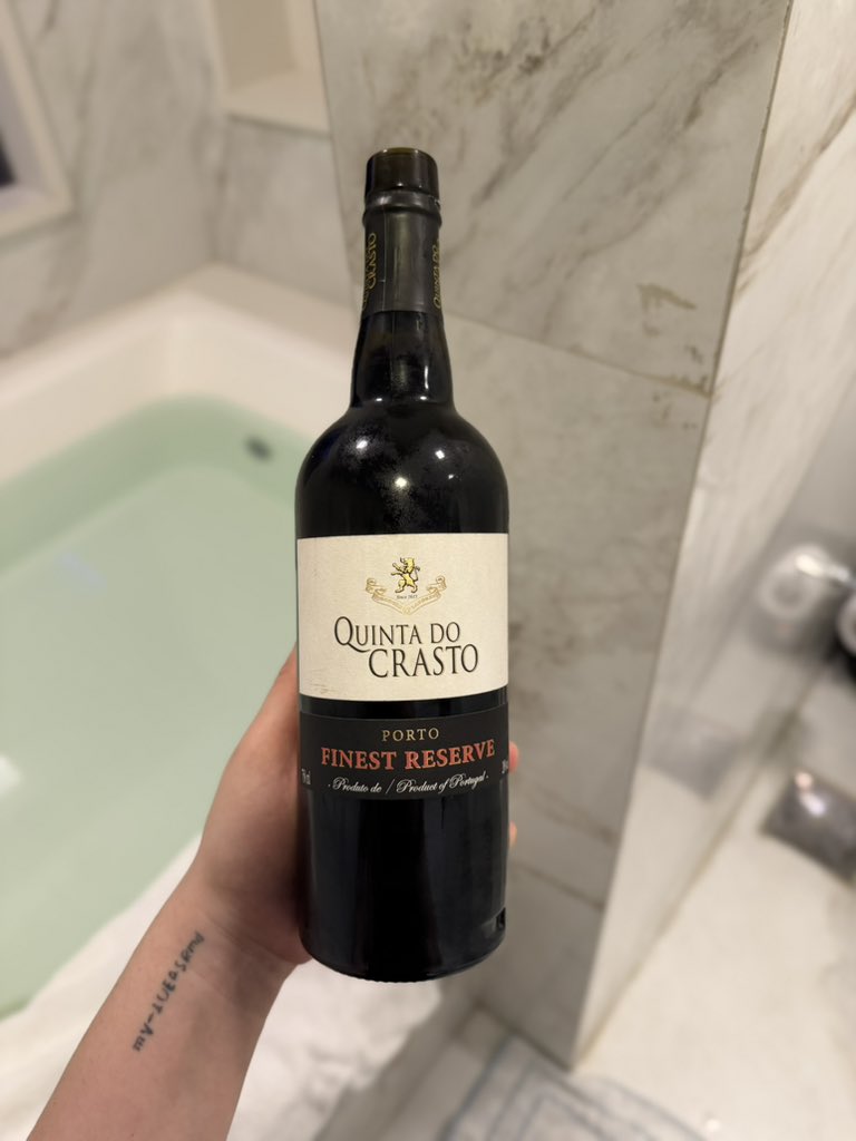 outraella's tweet photo. Meu sub que apelidei carinhosamente de donzela me trouxe um vinho hoje. 
Eu sou apaixonada em vinhos e amo esses gestos. https://t.co/NvaFi5izj8
