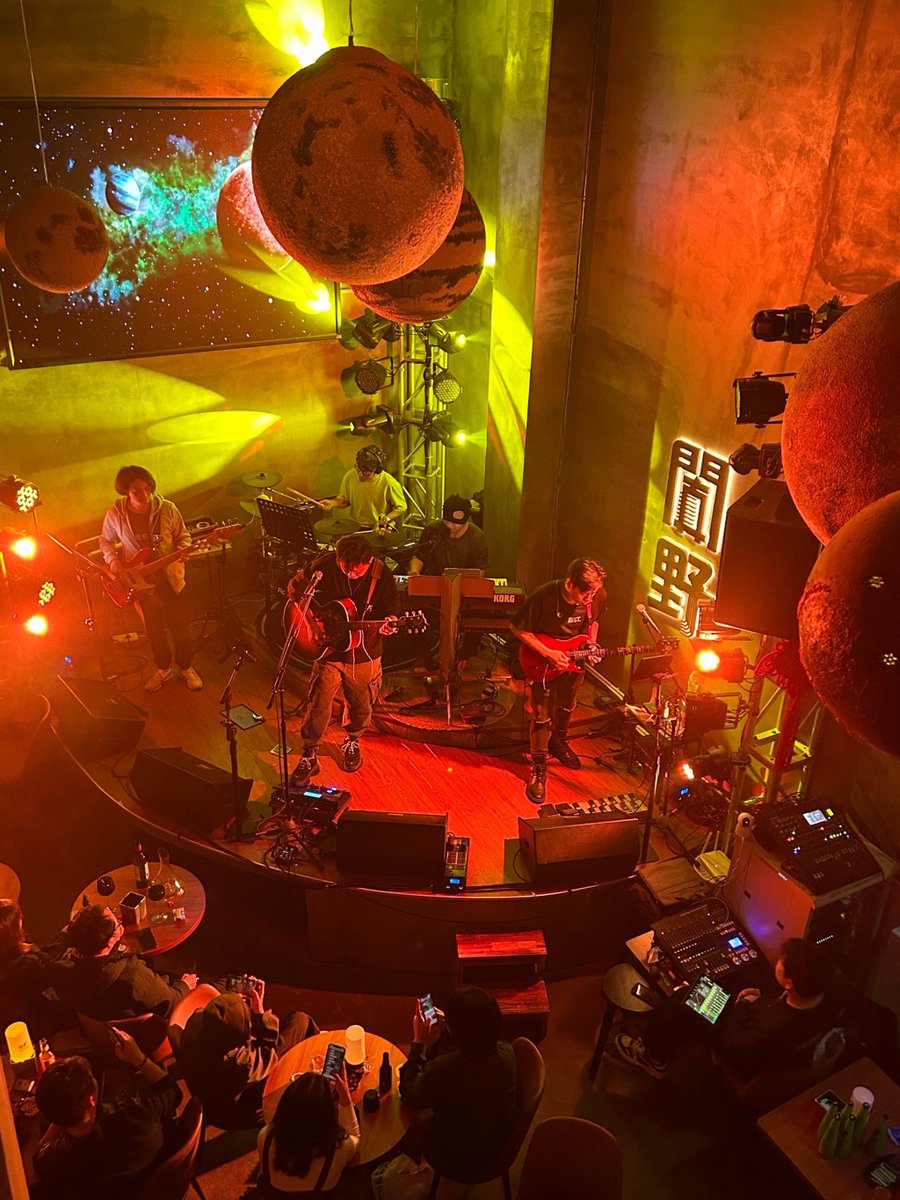 MaryannaMeoo's tweet photo. Just got chills from tonight’s indie rock show at the small venue—raw vocals + killer guitar riffs = absolute magic.  Who else was there https://t.co/Cb4jTnrBBk