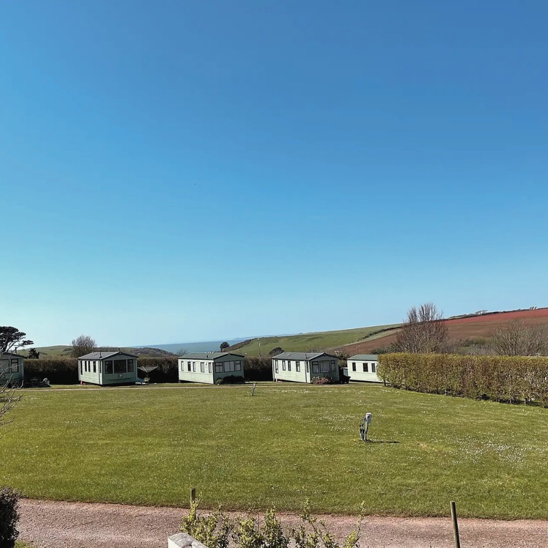 pitchup's tweet photo. A campsite where sunsets have a peaceful English Channel backdrop. 
Karrageen Caravan and Camping Park is five minutes from Hope Cove, with coastal walks, beaches and #Salcombe all within easy reach.
https://t.co/mOHHN7XYuQ https://t.co/GSYAUDlHCi
