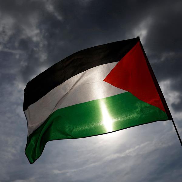 Kulturlesite_'s tweet photo. 🗣️ MACKLEMORE a pris la PAROLE sur son compte INSTAGRAM : 

« Les victimes sont le peuple palestinien. Les hommes, les femmes et les enfants qui ont été tués, affamés, déplacés et forcés de vivre à travers des violences inimaginables. Des personnes sont tuées aujourd’hui, et d’autres seront tuées demain. 

Il n’existe pas de position neutre entre l’oppresseur et l’opprimé. Lorsque l’un des deux camps possède les bombes et bénéficie d’un soutien financier et militaire américain sans limite, refuser de prendre position ne signifie pas que vous êtes au milieu. 

Si je continuais à faire ces concerts en disant “Free Palestine”, avec Ed qui le soutient implicitement et le public manifestant un soutien indéniable à la libération de la Palestine, quel autre artiste pourrait prendre la parole ensuite ? La scène devient alors un espace de résistance. 

Je n’avais pas besoin de 10 concerts d’Ed. J’en avais besoin de 2. Deux occasions de me tenir devant 90 000 personnes et de prononcer ces mots qui, d’une manière ou d’une autre, sont devenus trop dangereux à dire. Free Palestine. » 🇵🇸