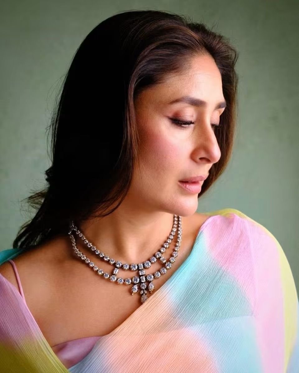 The_iObserver's tweet photo. Kareena Kapoor 45 साल की हैं साबित करती हैं कि उम्र सिर्फ एक नंबर है! ❤️✨
#Kareena
#KareenaKapoor #KareenaKapoorFans #45AndFabulous #AgeIsJustANumber #TimelessBeauty #BollywoodQueen #BollywoodActress #CelebrityStyle
#CelebrityBeauty
#TIO
#Films
#Cinema
#Batdilki
#Keswani https://t.co/vZmJmZ9QE1